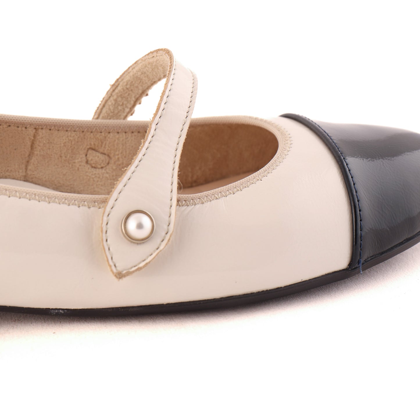 20611 Cream and Black Patent
