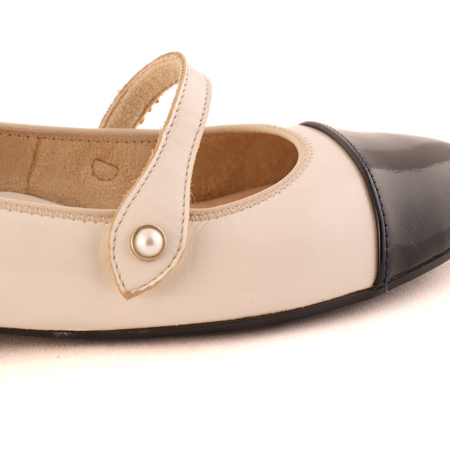 20611 Cream and Black Patent