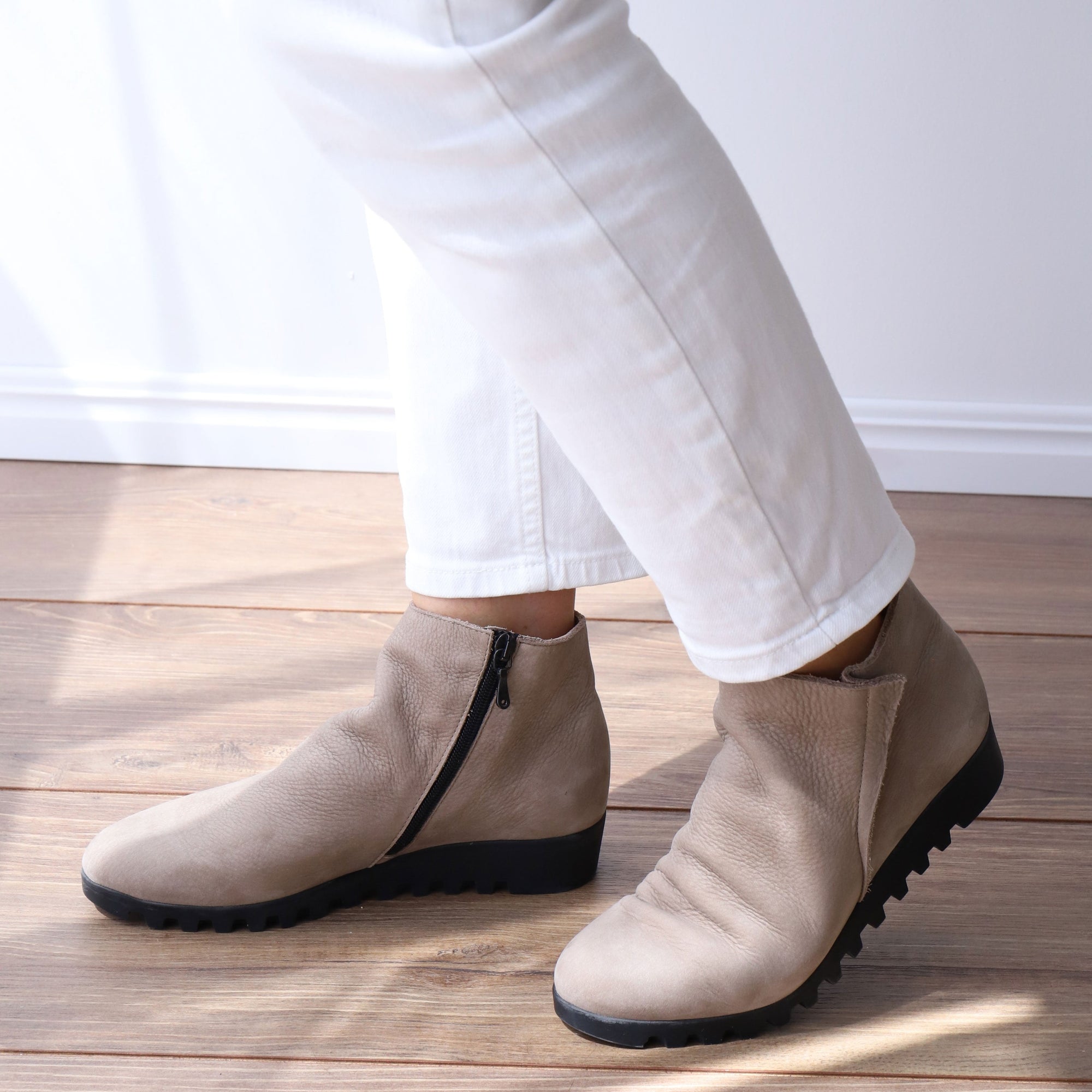 LOMHUS Taupe Nubuck