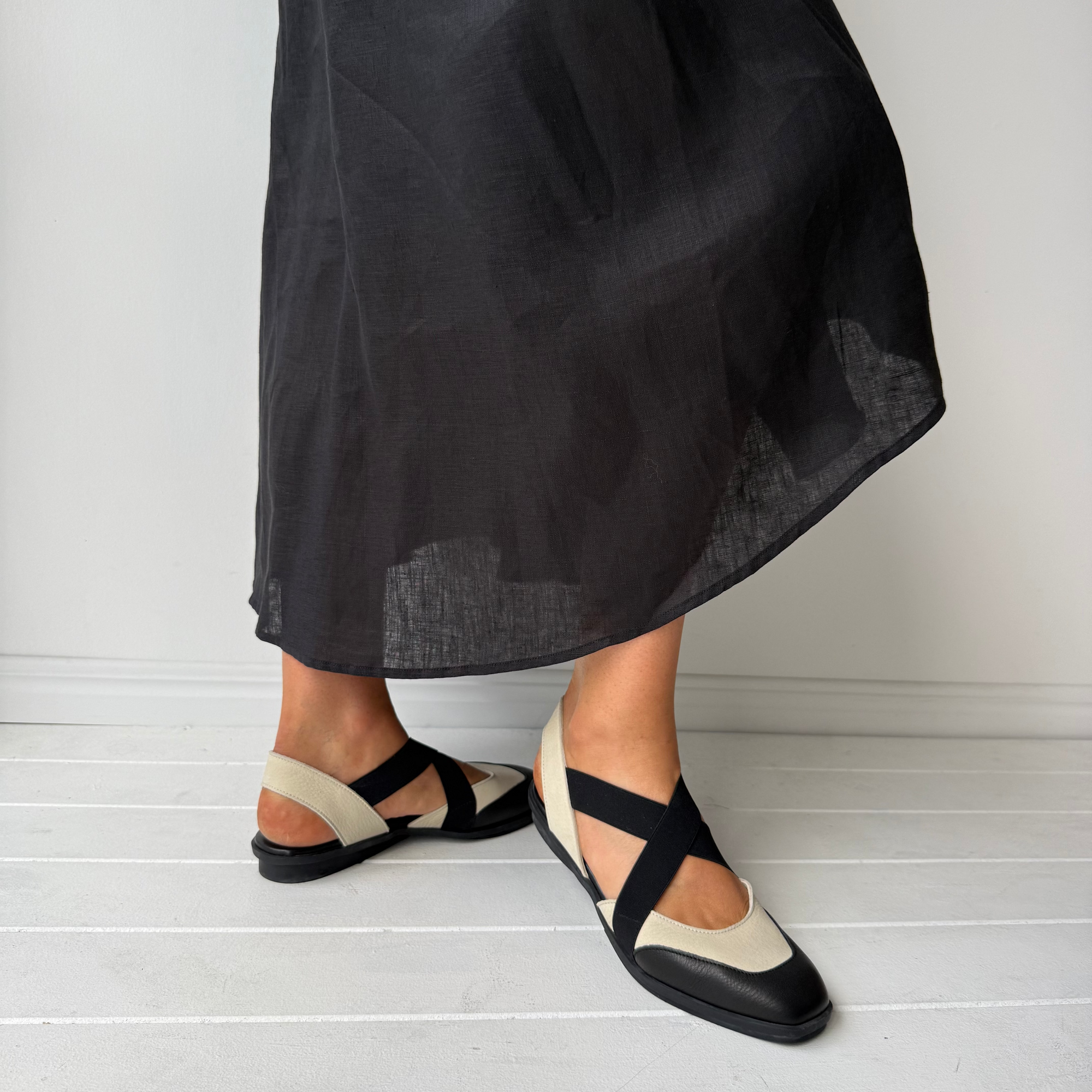 DINABY Off White and Black