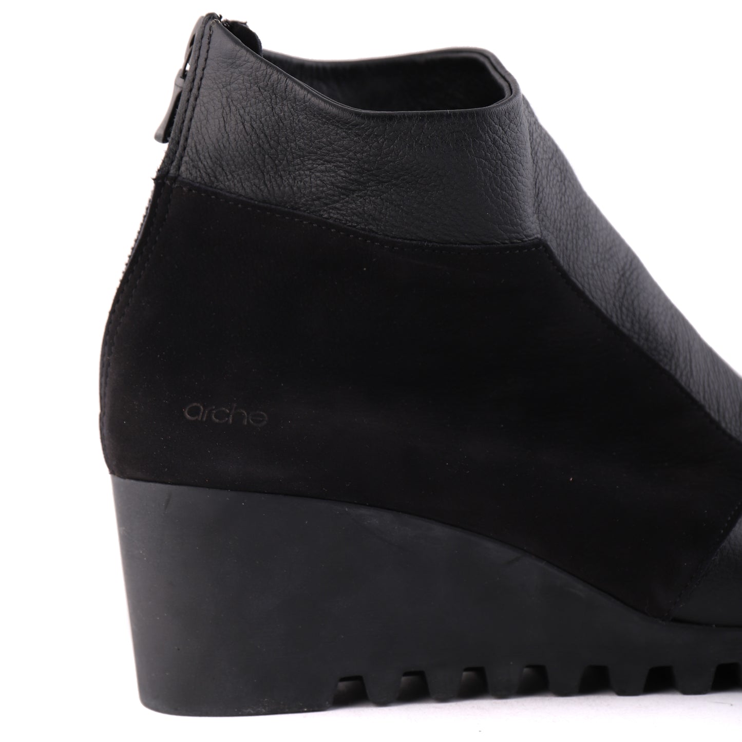 LARMOR Black