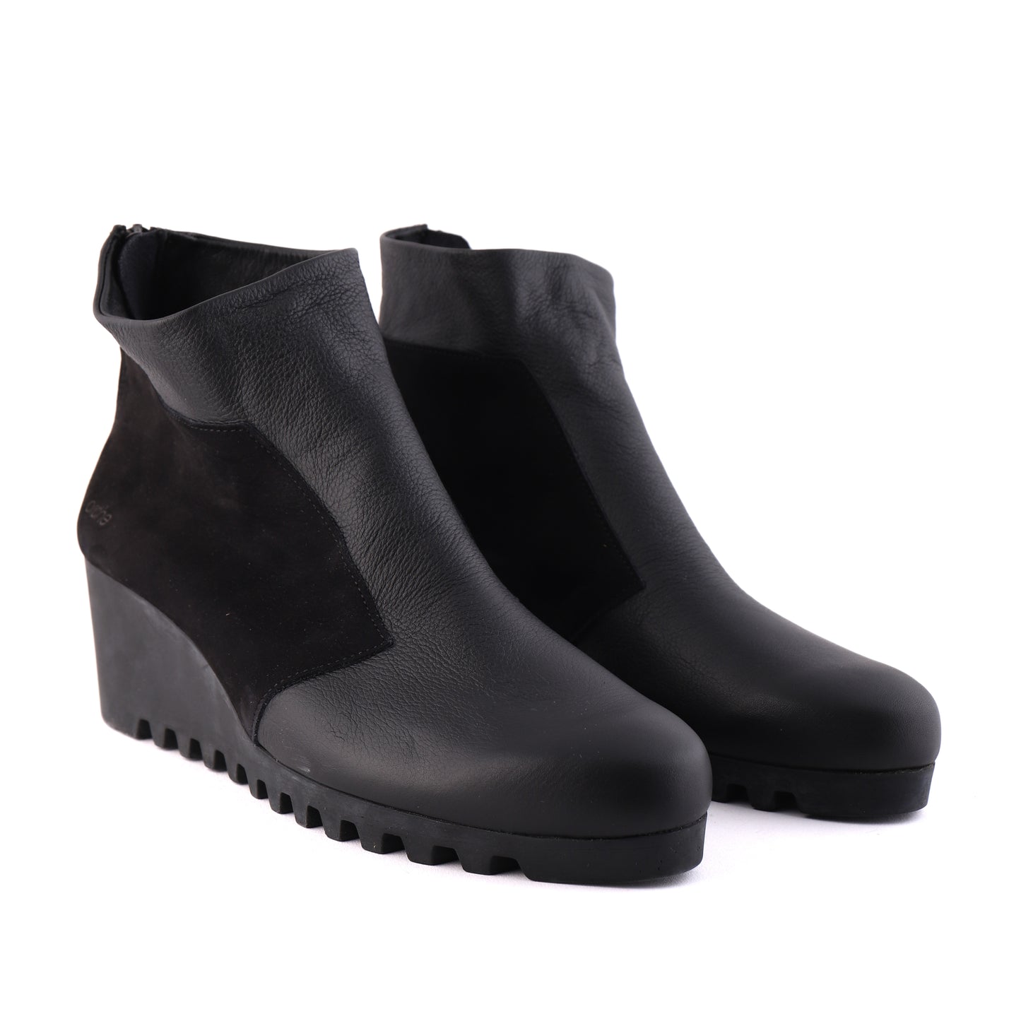 LARMOR Black