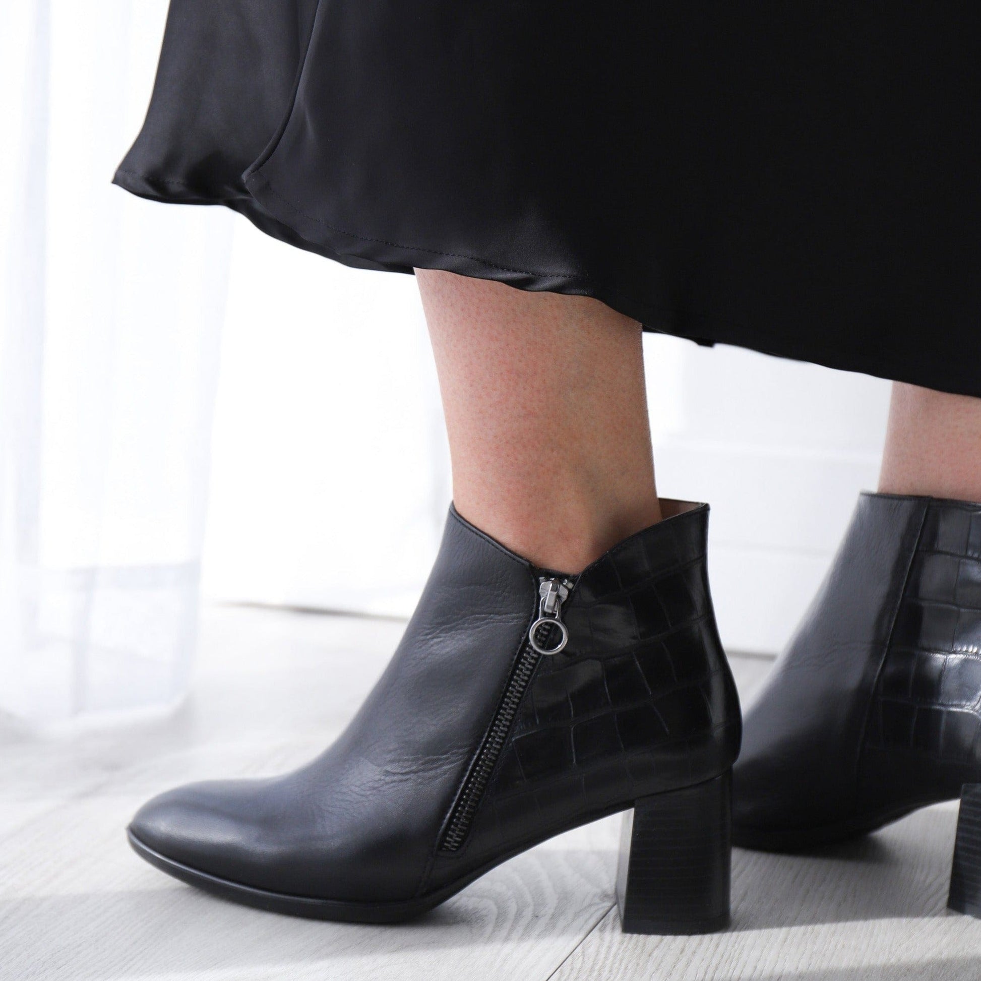 HISPANITAS MEDIUM HEELED ANKLE BOOTS SMITH Black