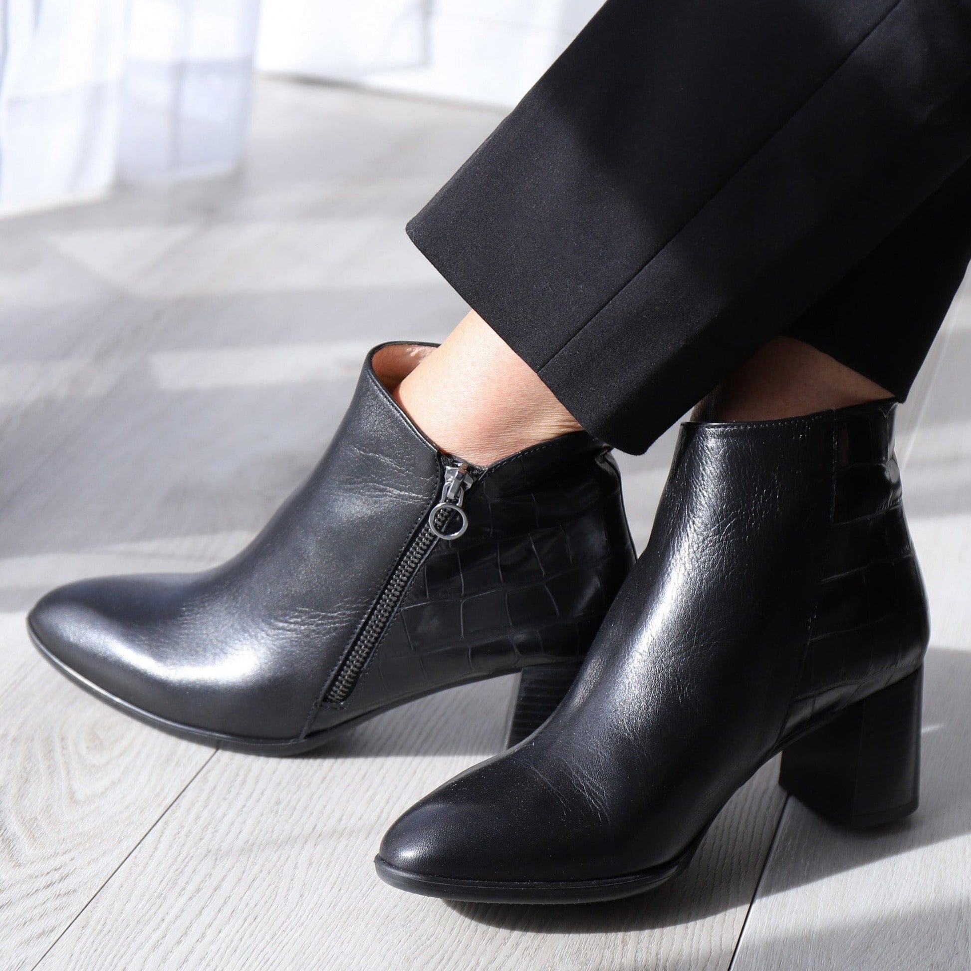HISPANITAS MEDIUM HEELED ANKLE BOOTS SMITH Black