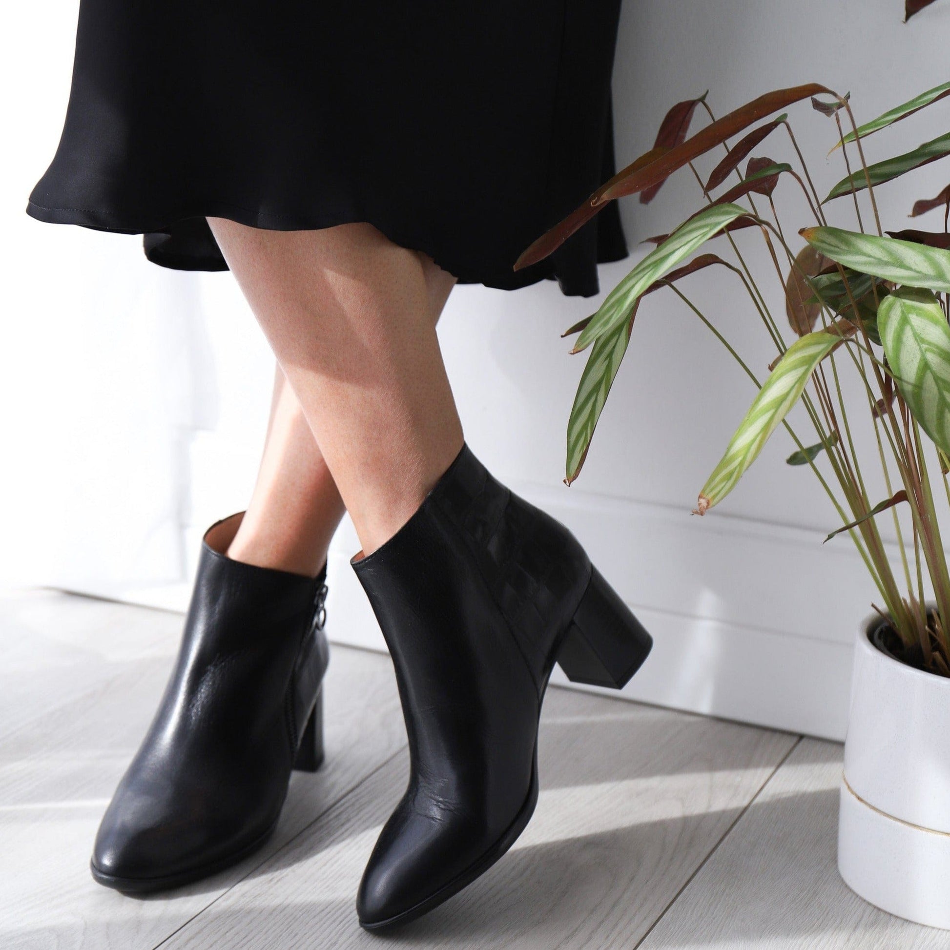 HISPANITAS MEDIUM HEELED ANKLE BOOTS SMITH Black