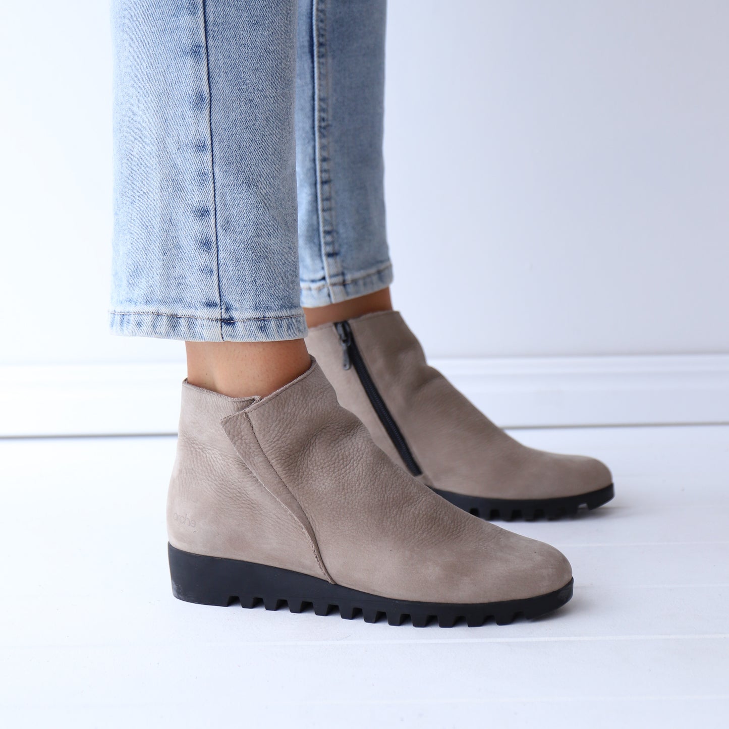 LOMHUS Taupe Nubuck