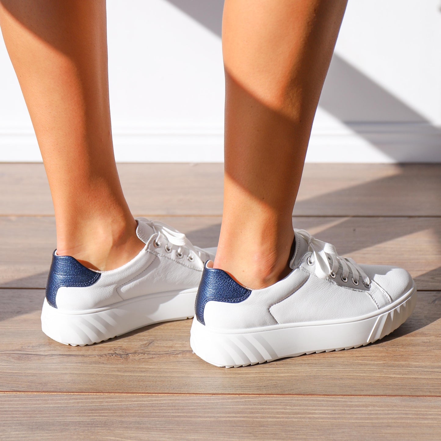 46523 White and Navy