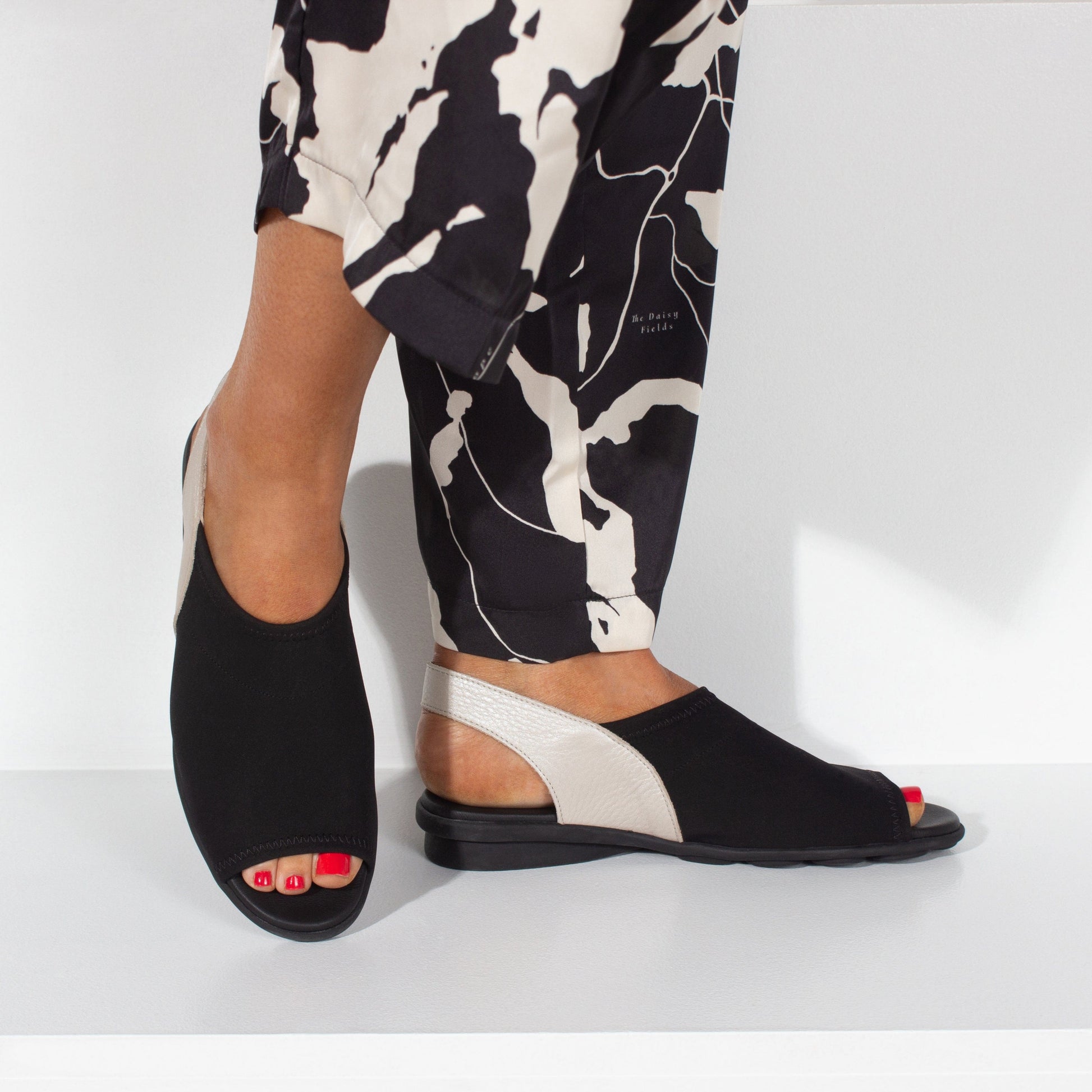 ARCHE TOE PEEPS - LOW DAJAC Black And Beige