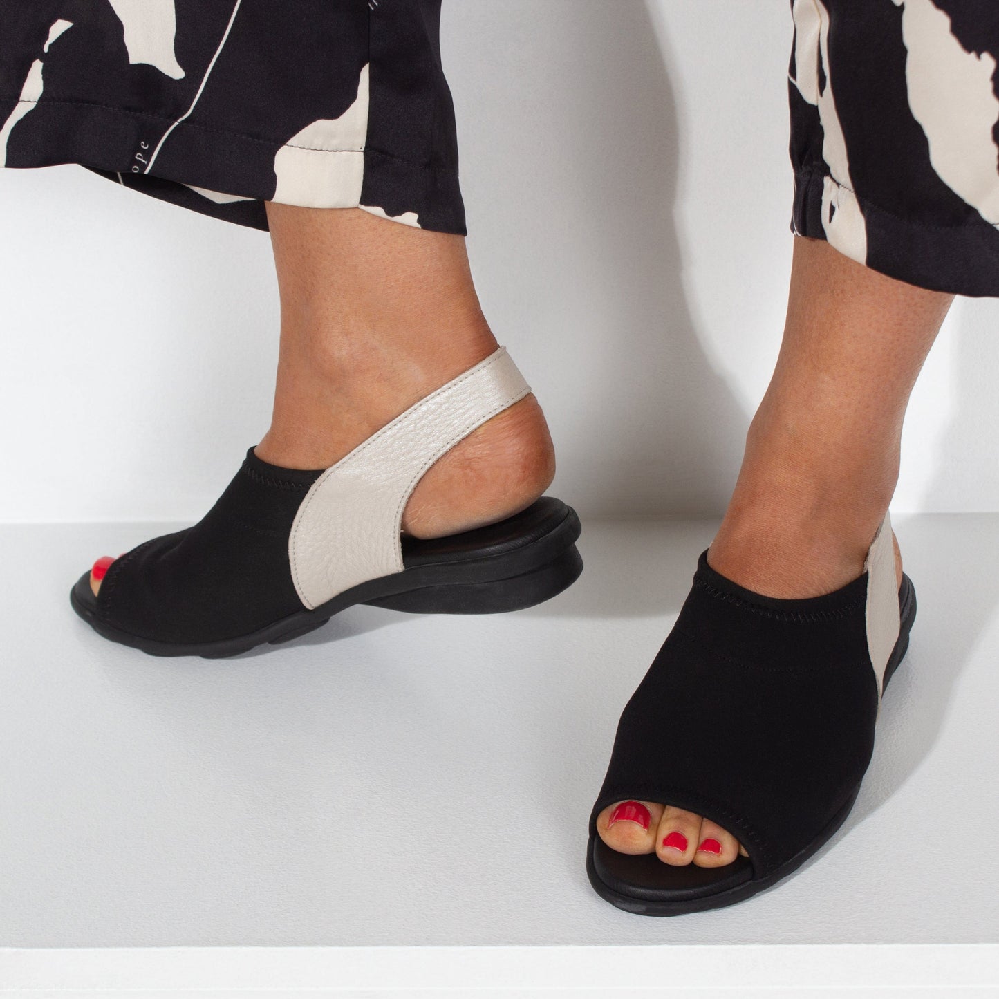 ARCHE TOE PEEPS - LOW DAJAC Black And Beige