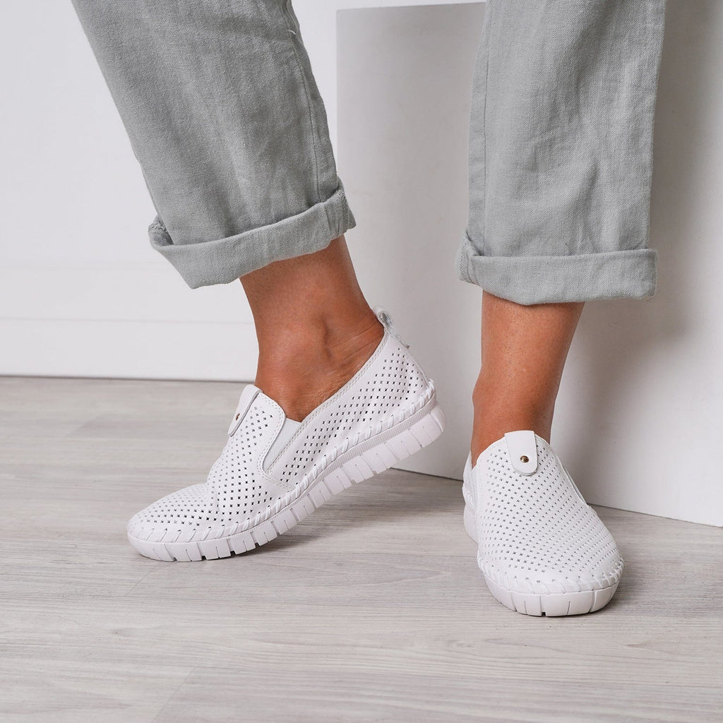 LEISURES ATHLEISURE SHOES HOWDY White