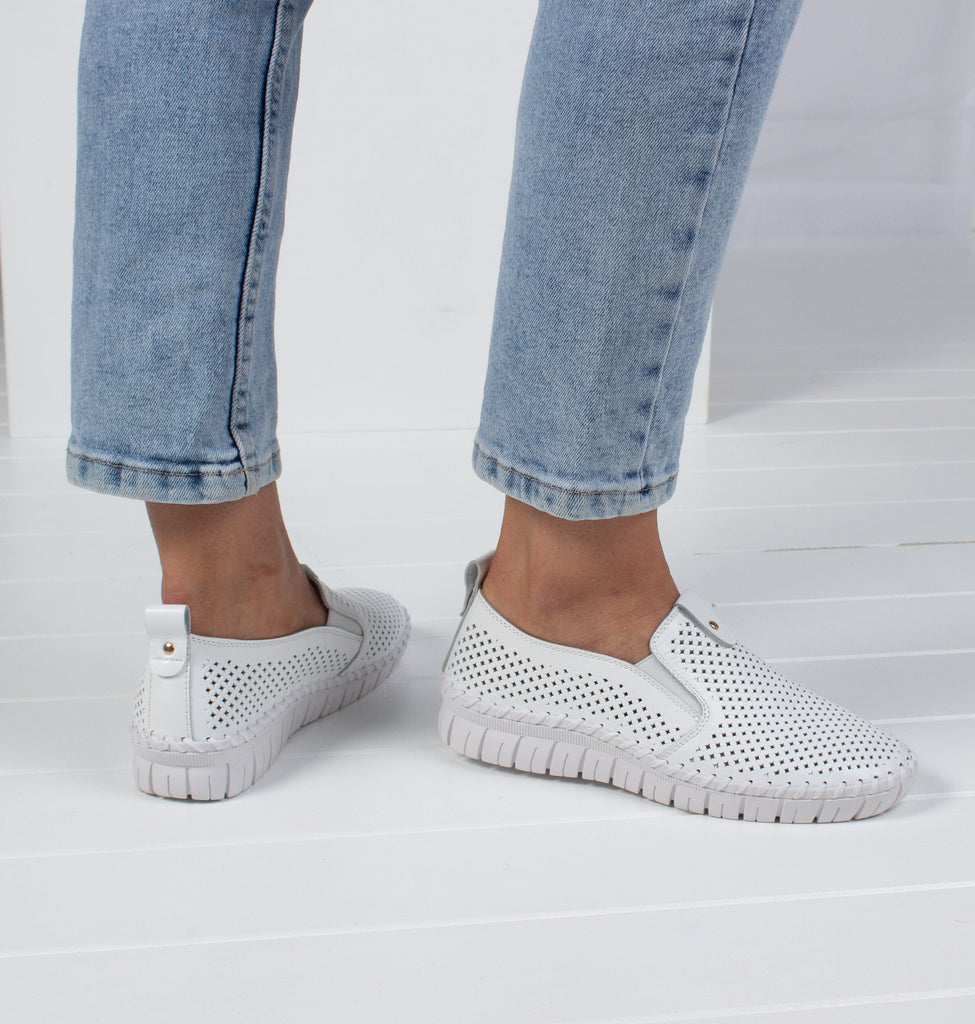 LEISURES ATHLEISURE SHOES HOWDY White