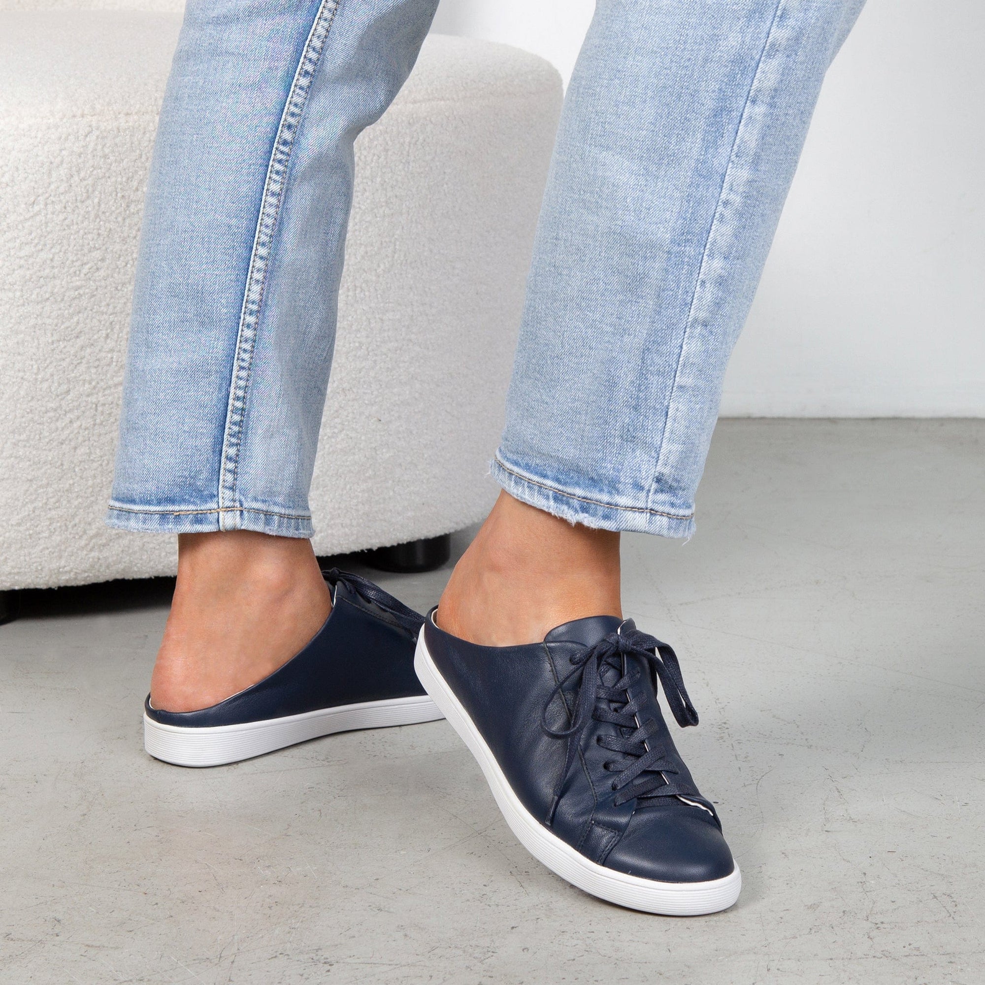 LEISURES LACE UPS RHYS