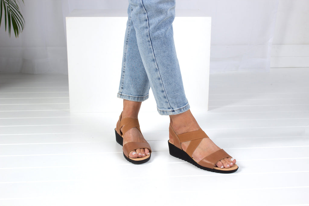 LEISURES LOW WEDGES HENRY Tan