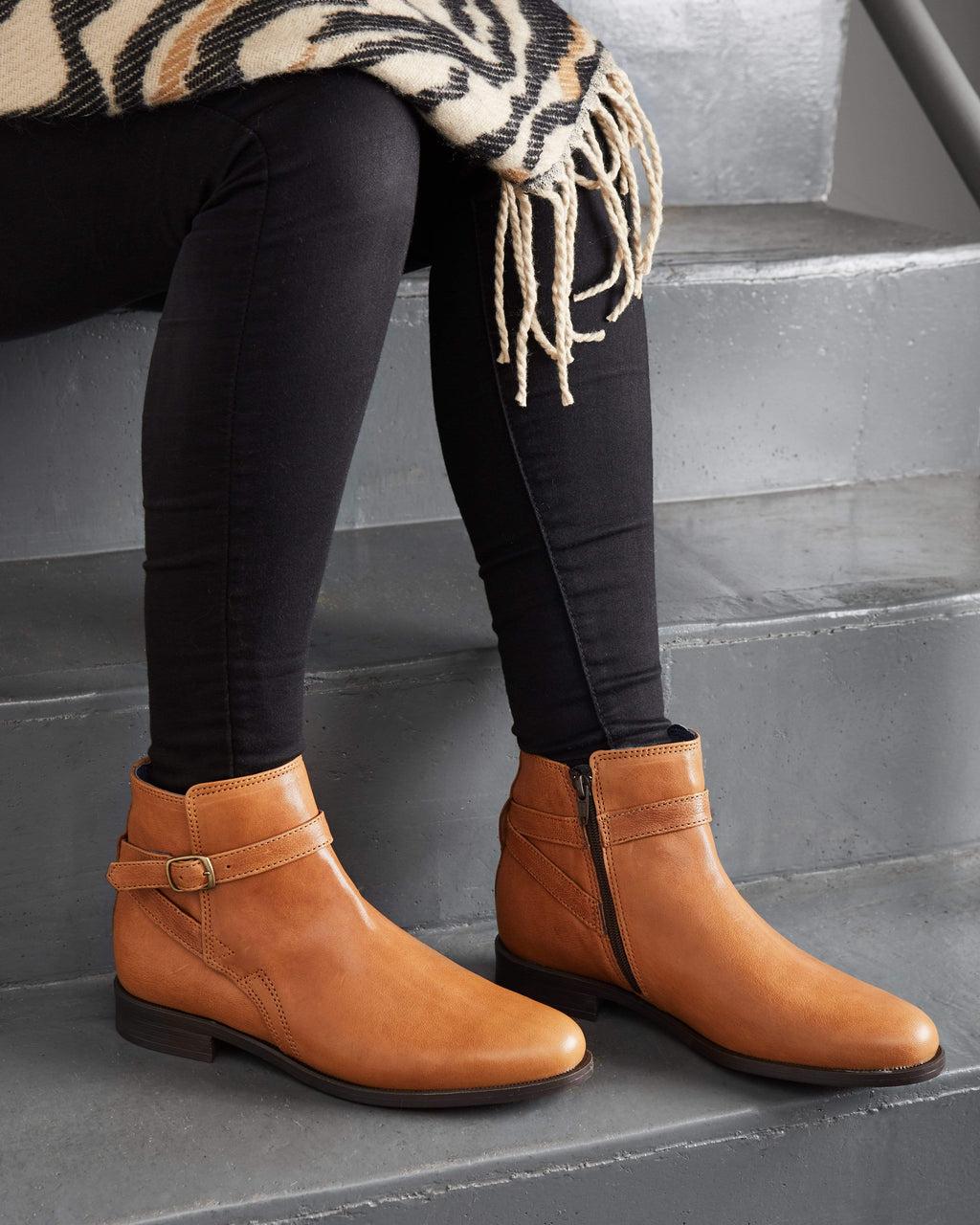 LOMBARDO LOW HEELED ANKLE BOOTS LAUDA